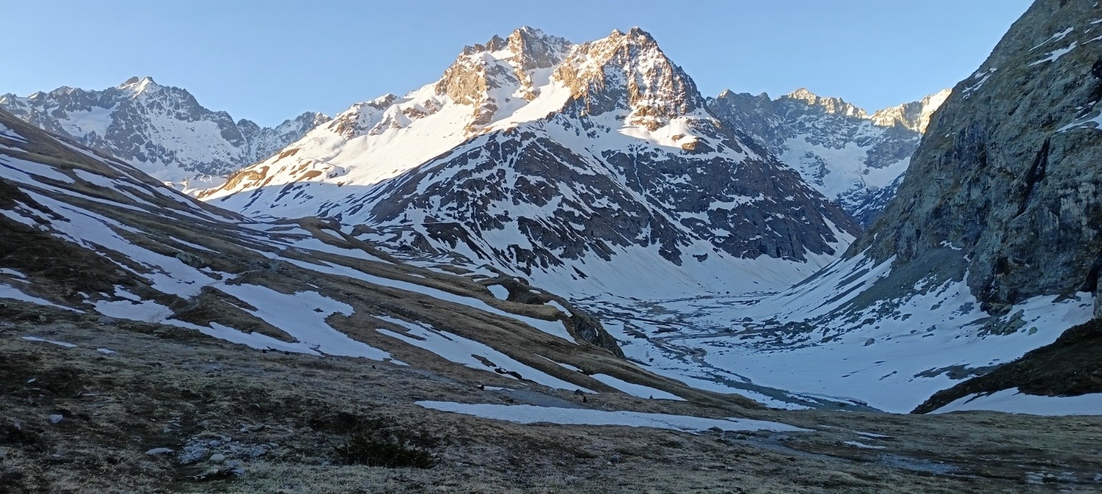 Arrivée près des refuges, pic Chamoissière