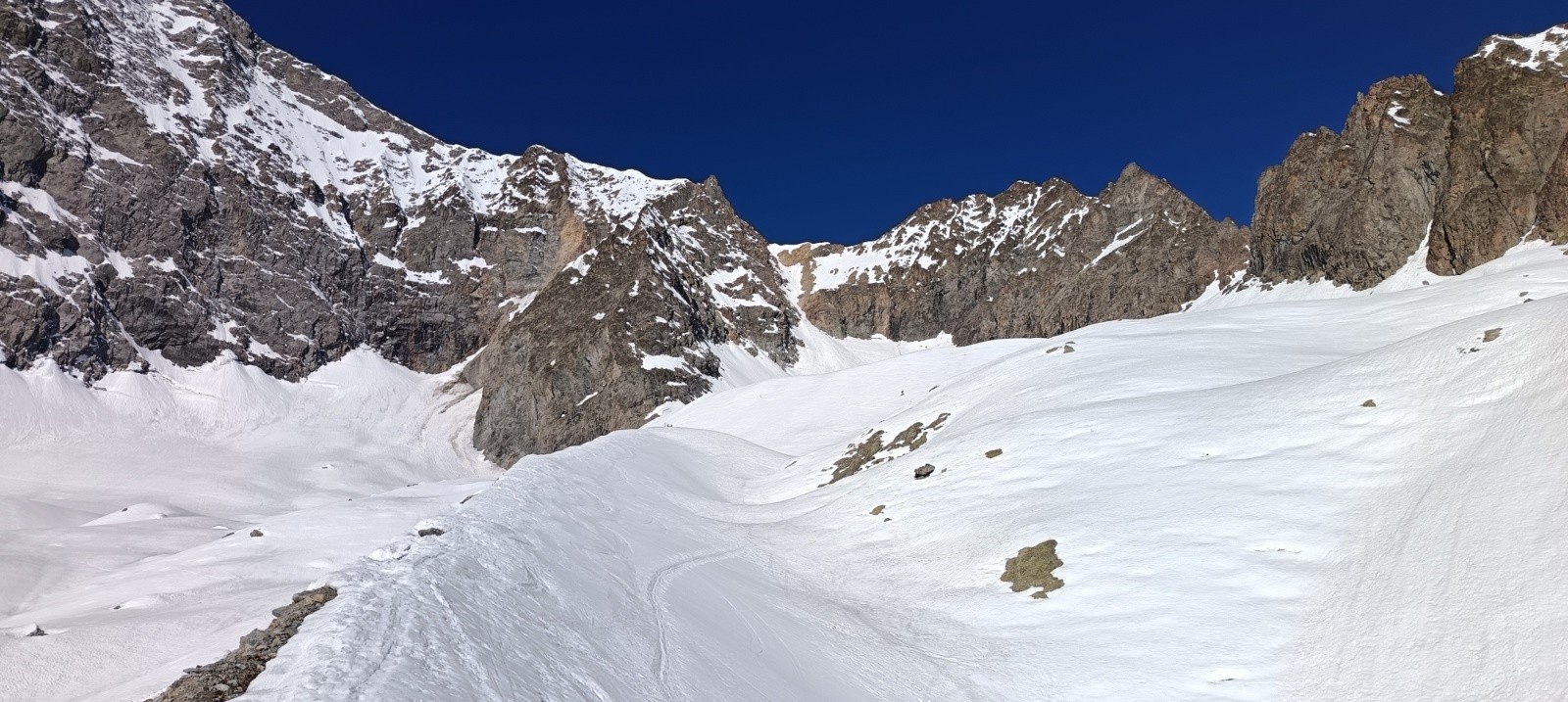 La Moraine que l'on suit à la montée, brèche de la Plate des Agneaux au second plan