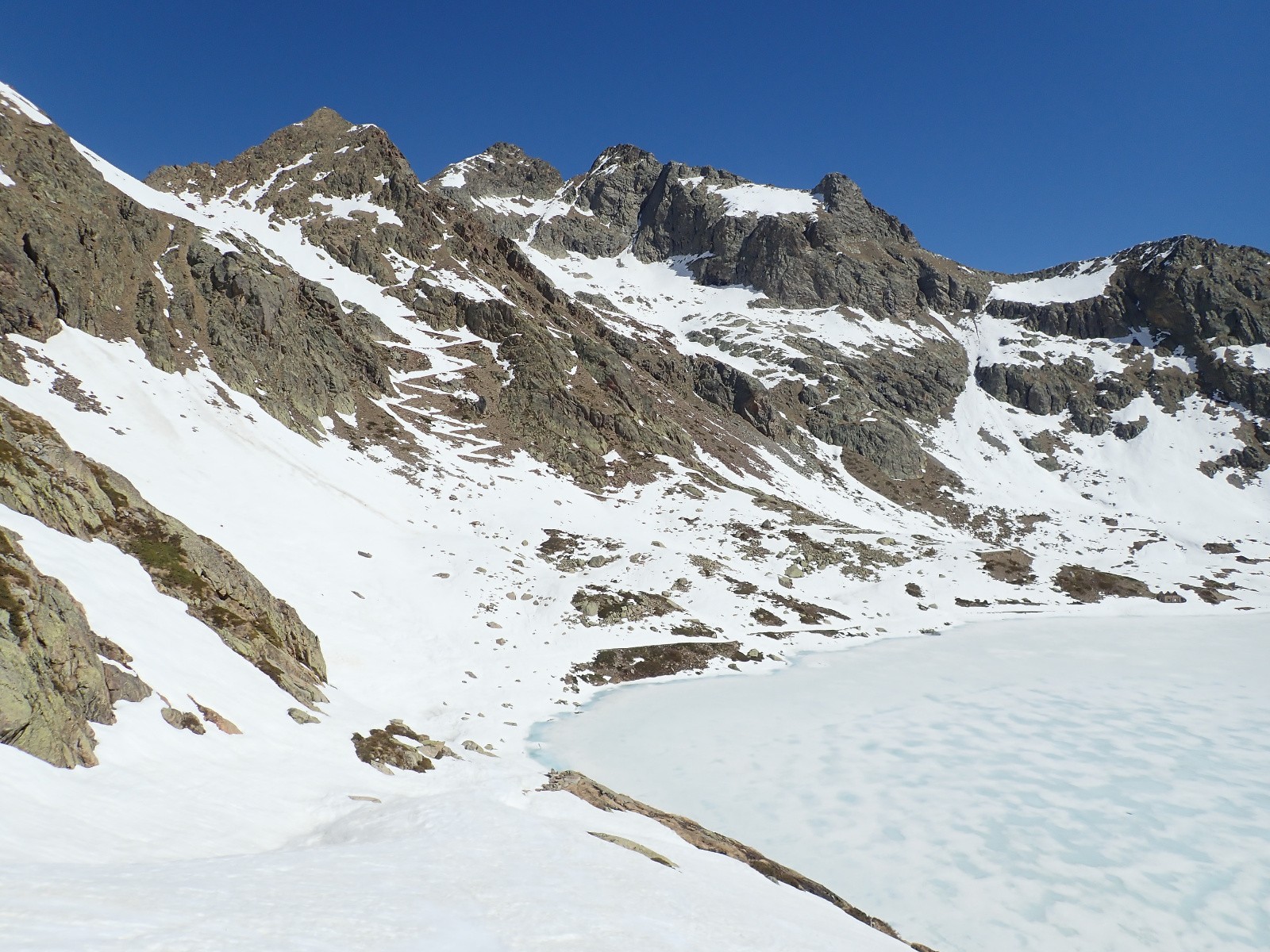 Combe de montée au col de Valescure : enneigement dégradé dans le bas