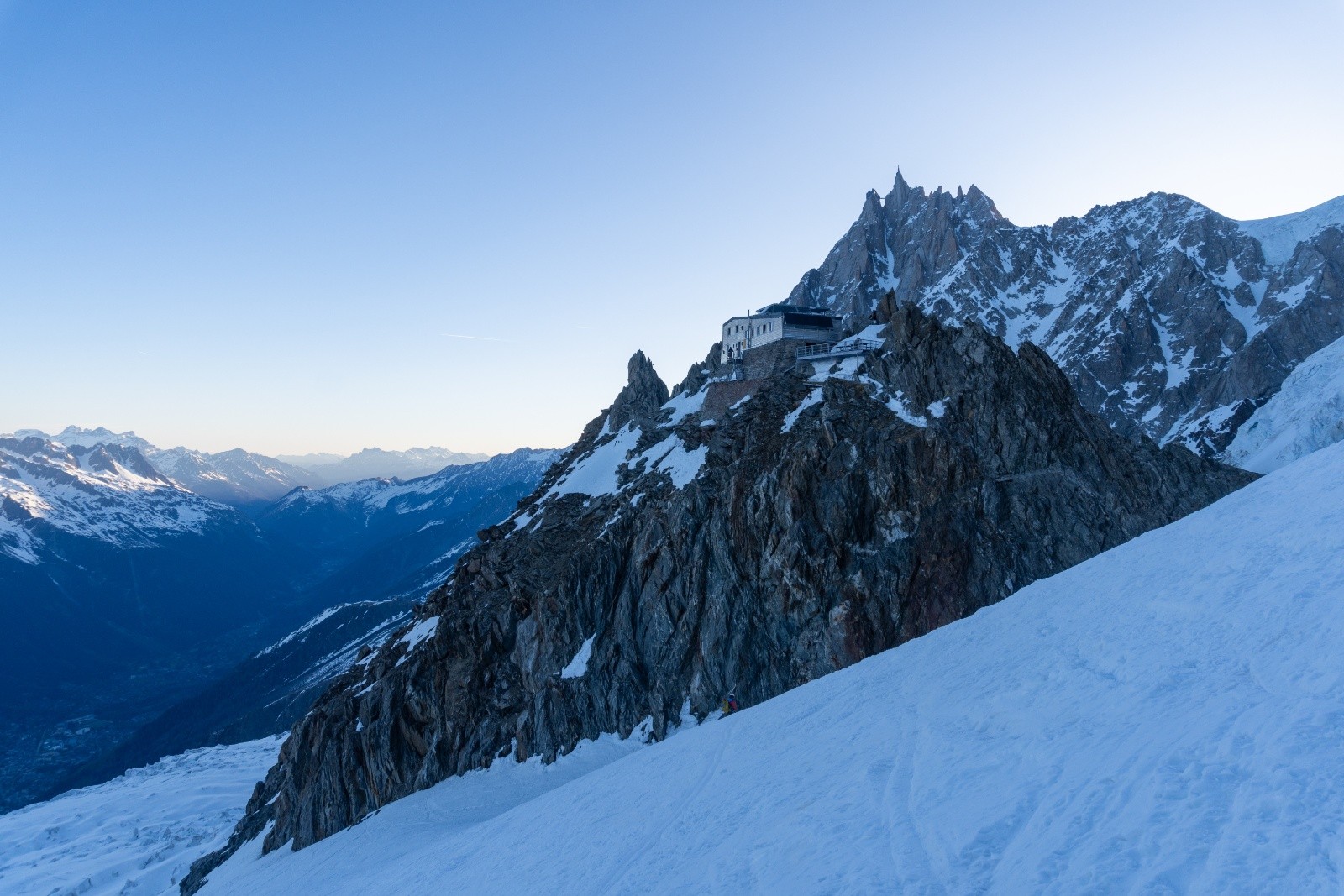 Passage devant le refuge des Grands Mulets