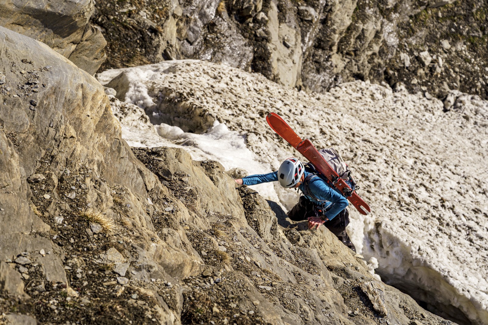 Quelques mètres sans neige nous oblige à faire un peu d'escalade&nbsp;