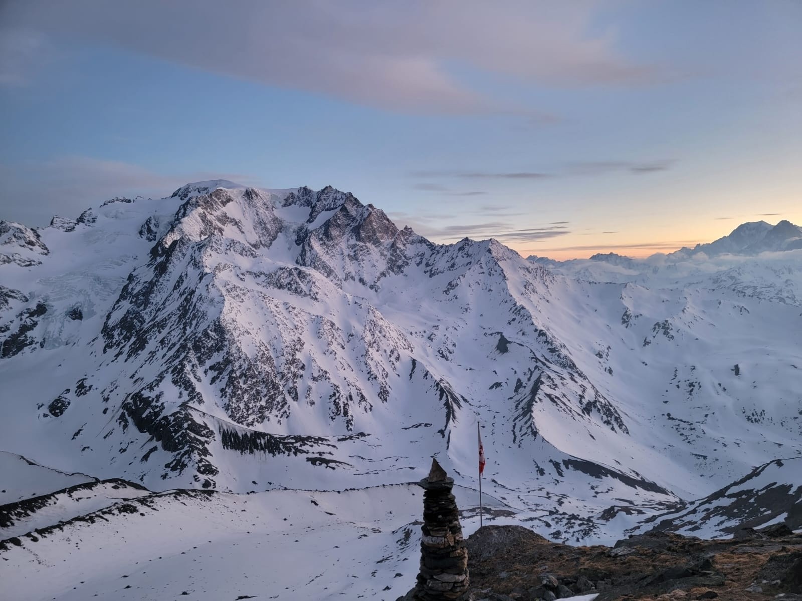 &nbsp;Depuis la cabane de Valsorey. Mont Vélan, une belle grosse montagne !