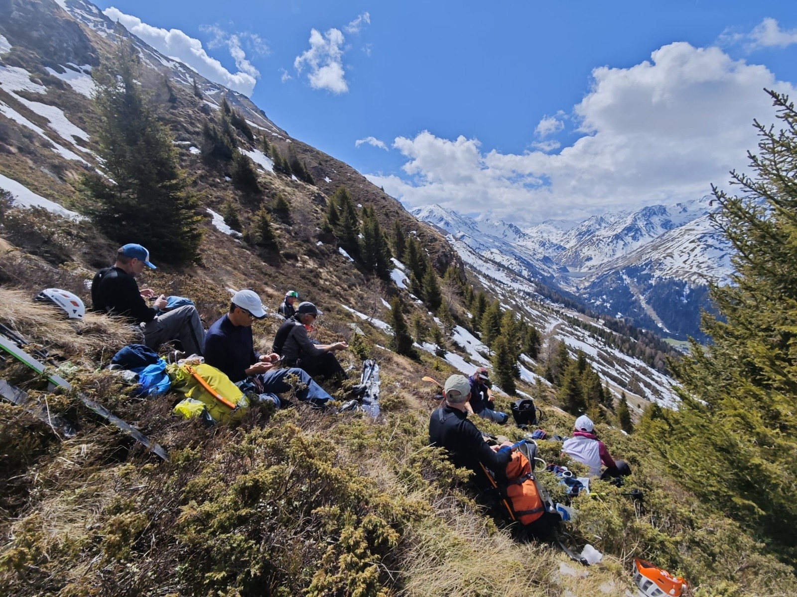 &nbsp;On vient de déchausser, casse-croûte dans les petits cyprès