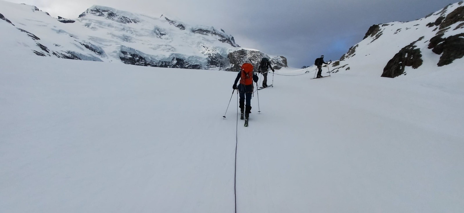 &nbsp;Passage encordé sur le glacier de Panossière