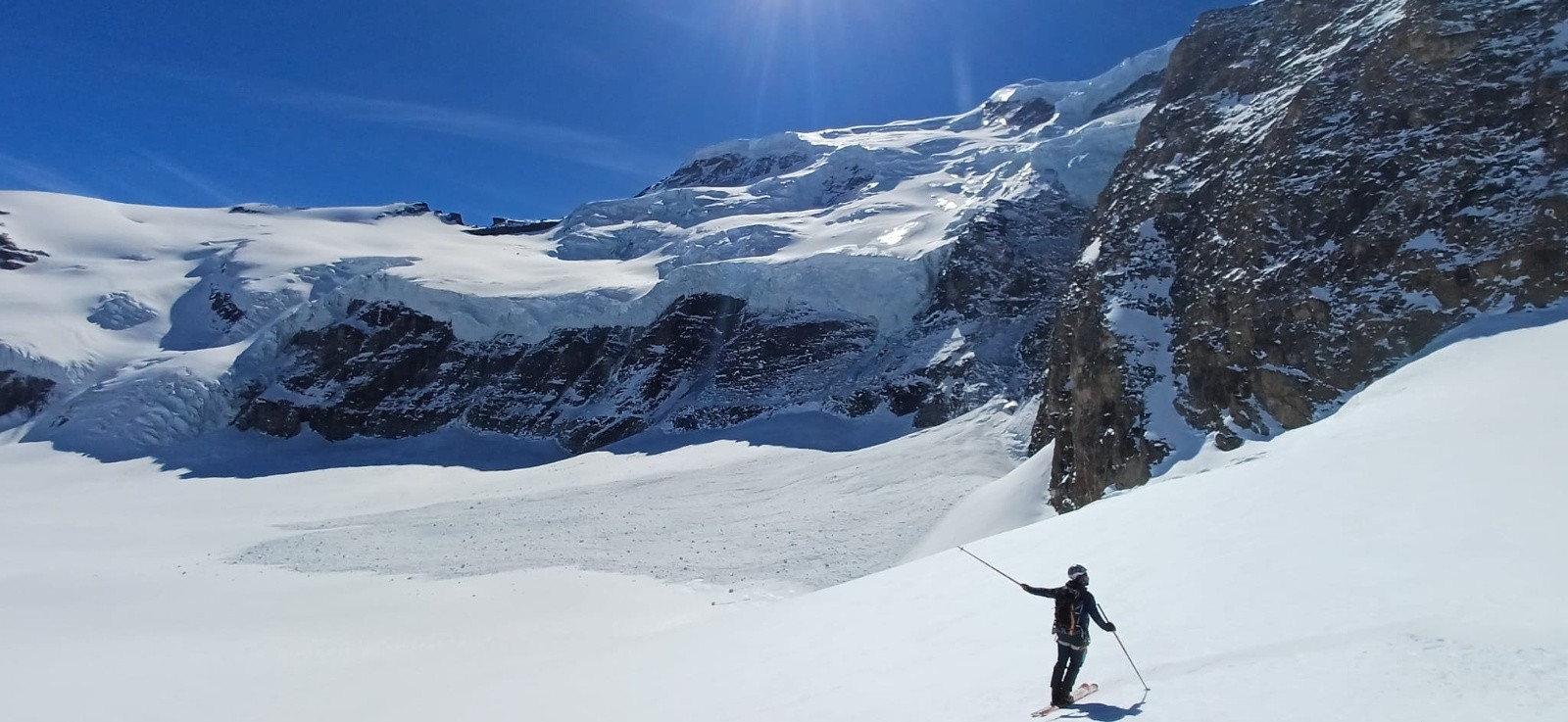 &nbsp;Le guide indique le chemin