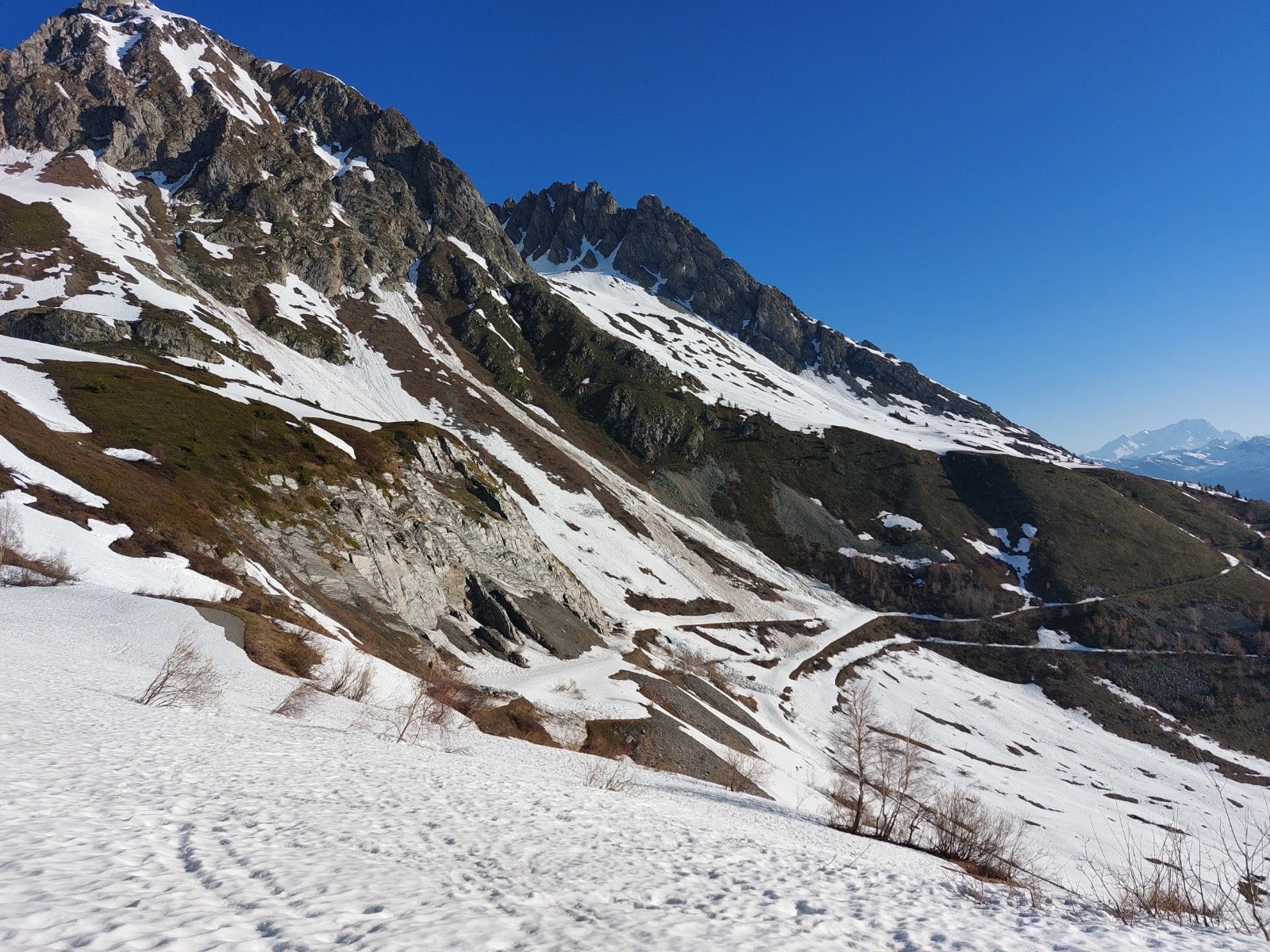 Versant sud, peu de neige sous la pointe du Rozet
