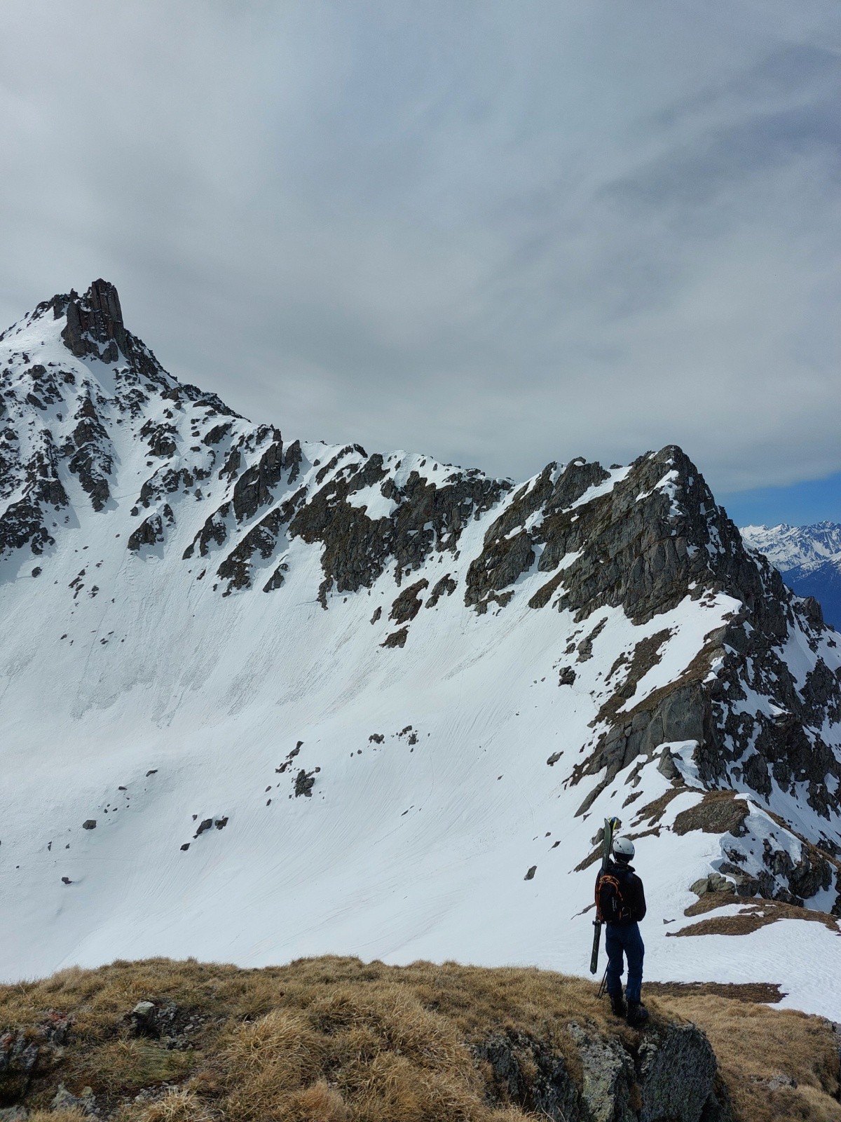 Au sommet de la pointe du Mottet, cheval noir au fond