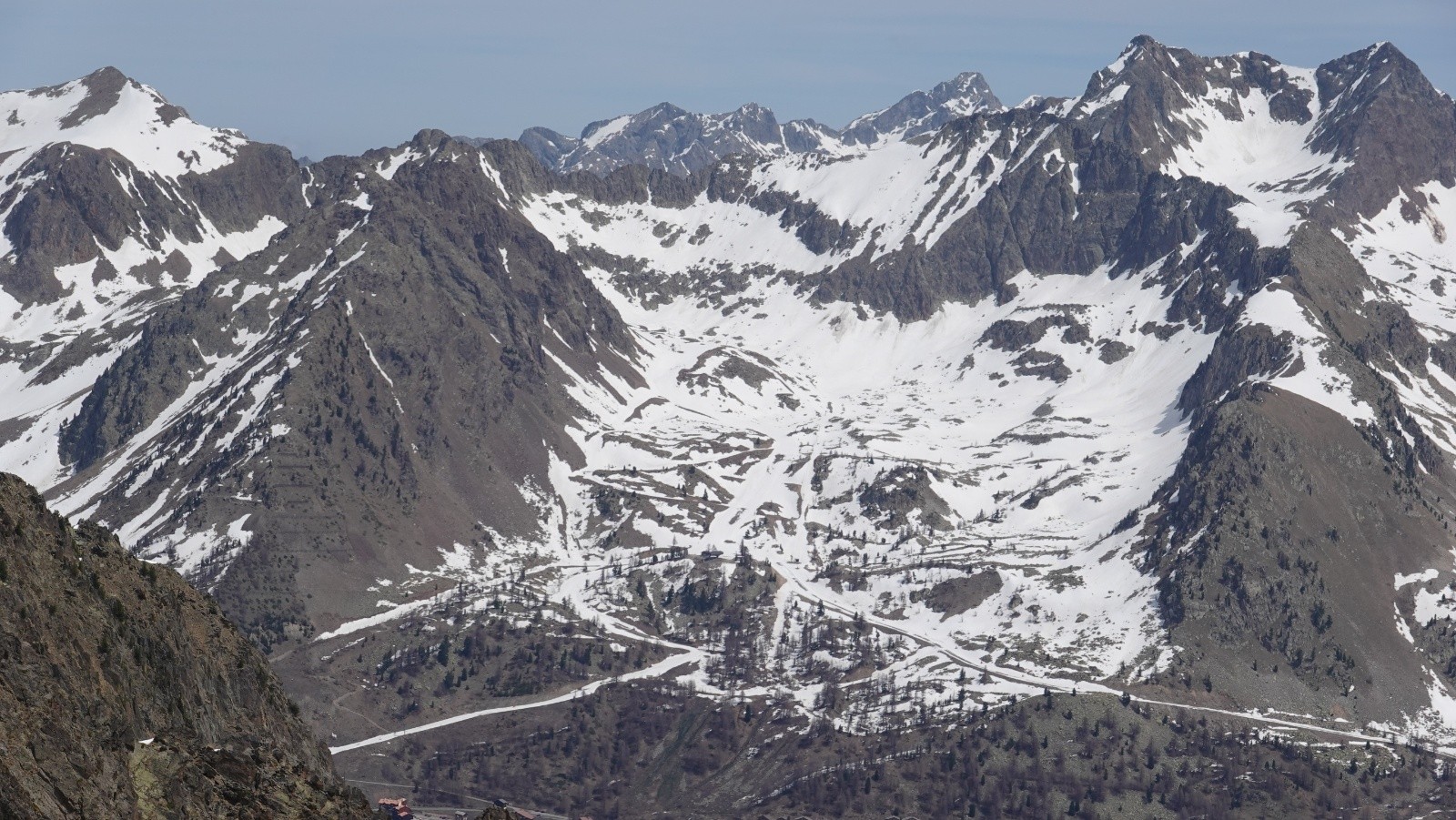 Une partie des pistes d'Isola 2000 dominée par la Roca de la Paur à l'horizon