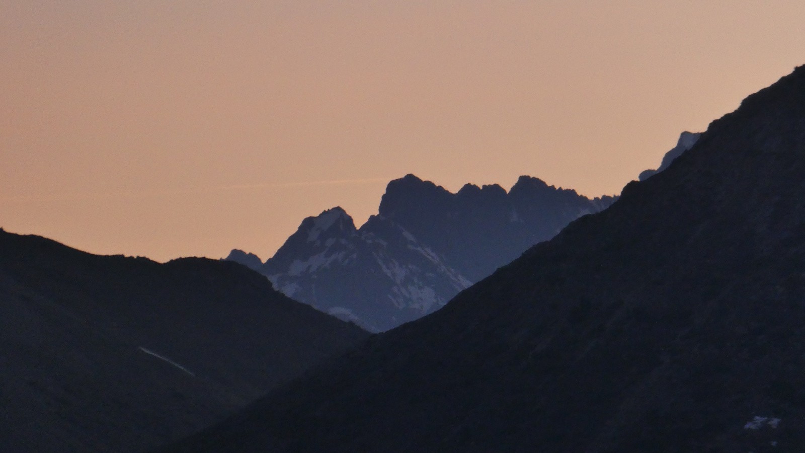 &nbsp;Lever du jour sur les Écrins dans l’échancrure E du col de l’Aup