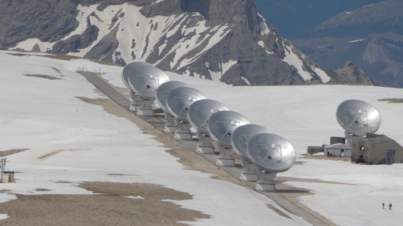 &nbsp;Zoom sur l’Observatoire depuis le sommet du Pic de Bure