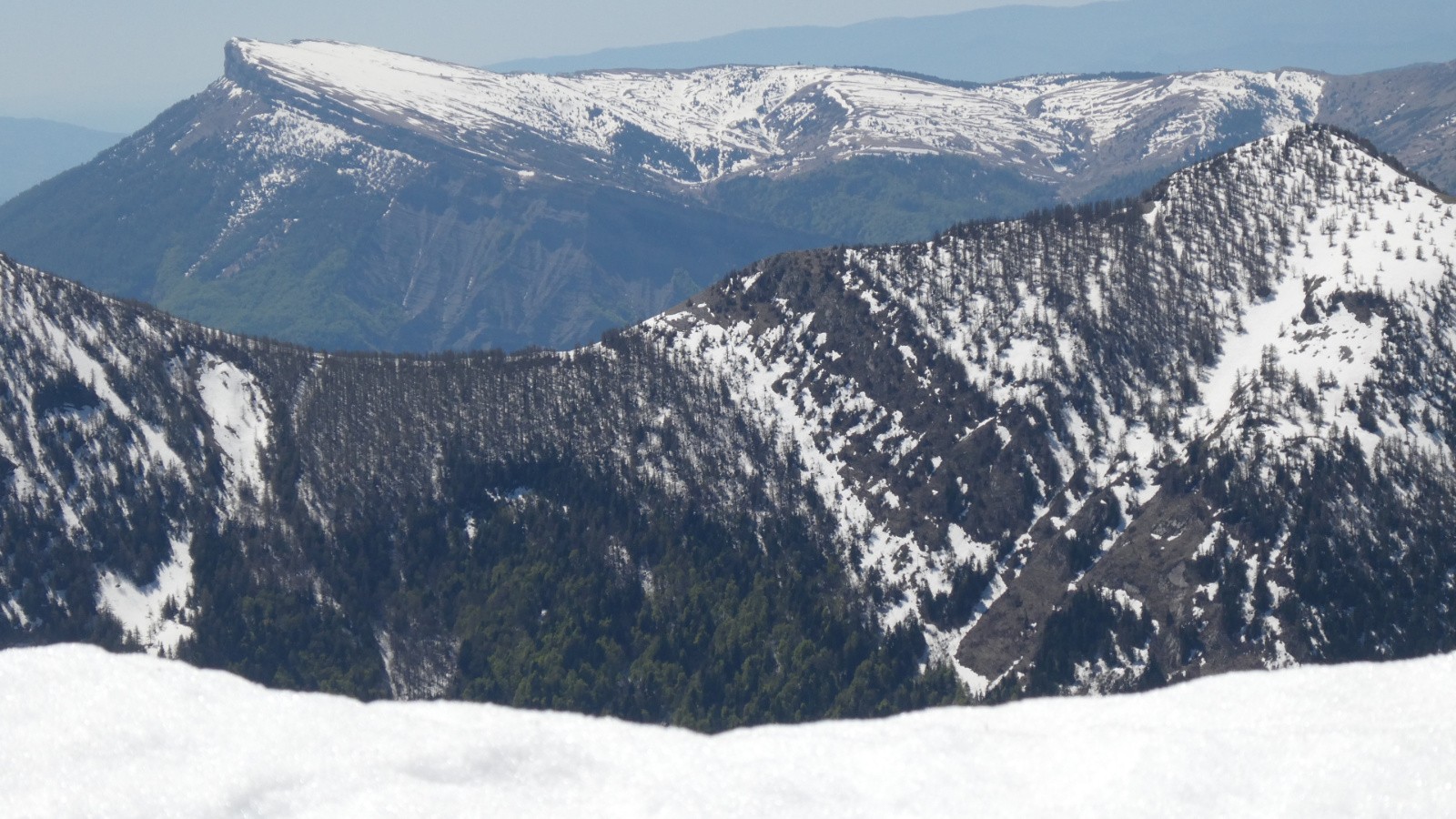 &nbsp;dans la montée de la Crête de la Plane, vue sur Ceûse