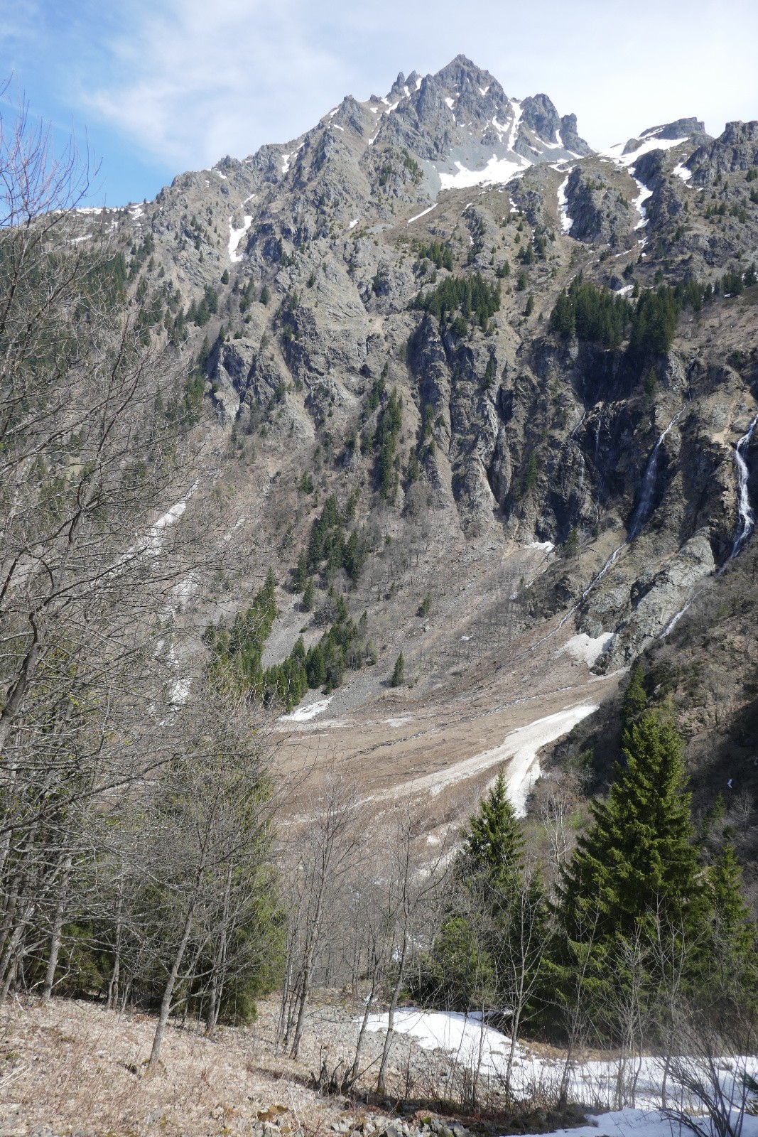 Les restes de l'avalanche de cet hiver.&nbsp; 