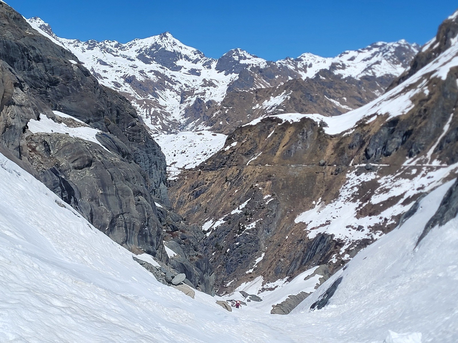 L'itinéraire par la gorge utilisé J1. On voit le bisse déneigé â droite à préférer pour monter au refuge