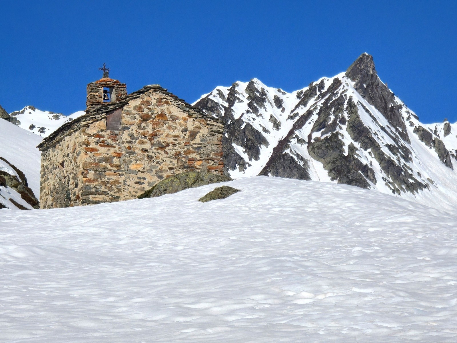 La chapelle ST Pierre sur fond de Pointe d'Averne.&nbsp;