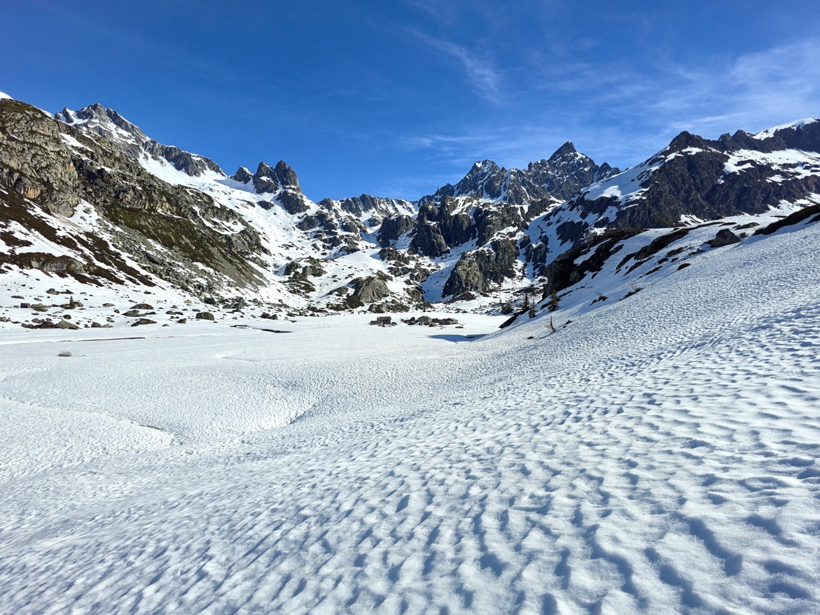 Quelques petits reliefs dans les premières pentes au dessus du plat du refuge.