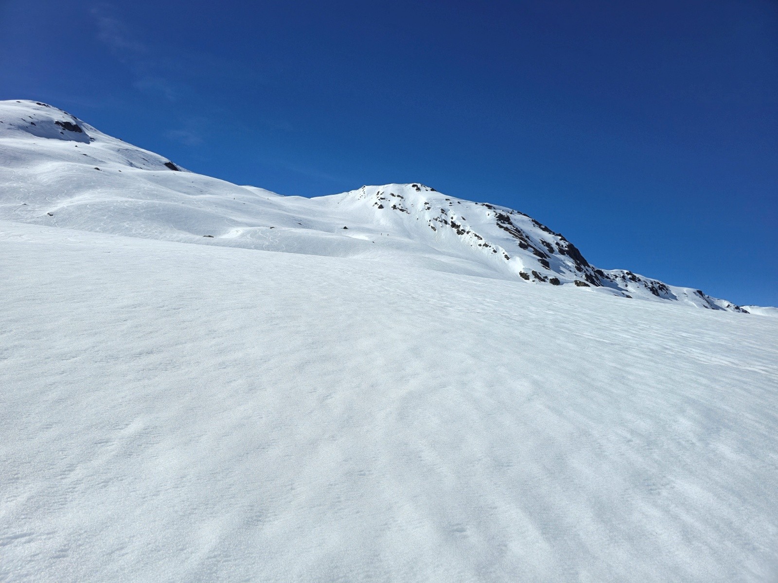 A gauche le sommet du Louprama. A droite les arêtes de Montséti.&nbsp;