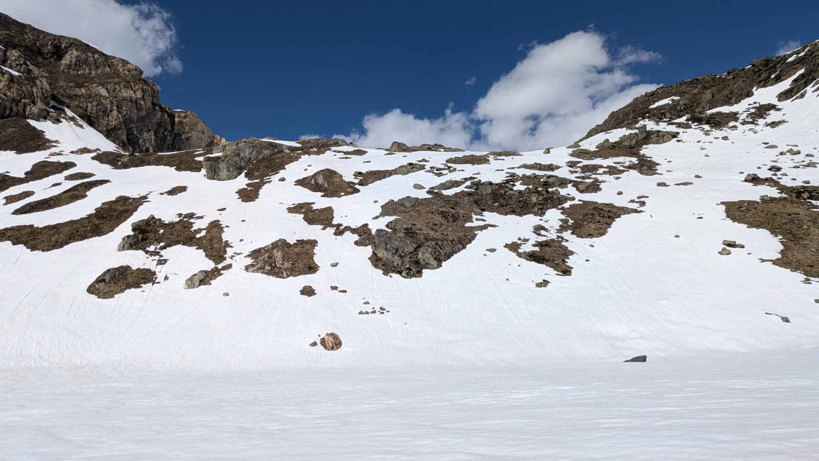 vue sur la descente peu enneigée du petit Marchet