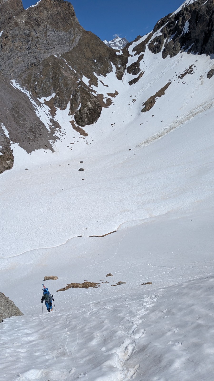 Dans le petit couloir vers le Petit Marchet, col du Grand Marchet derrière&nbsp;