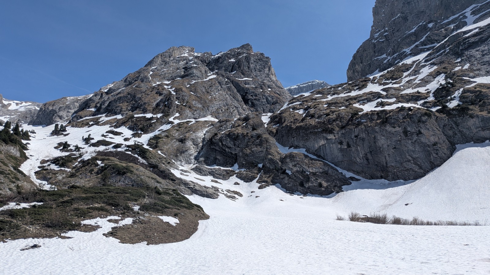 Vue sur l'accès au cirque du Dard et sur la langue de neige qui permet d'y accéder&nbsp;
