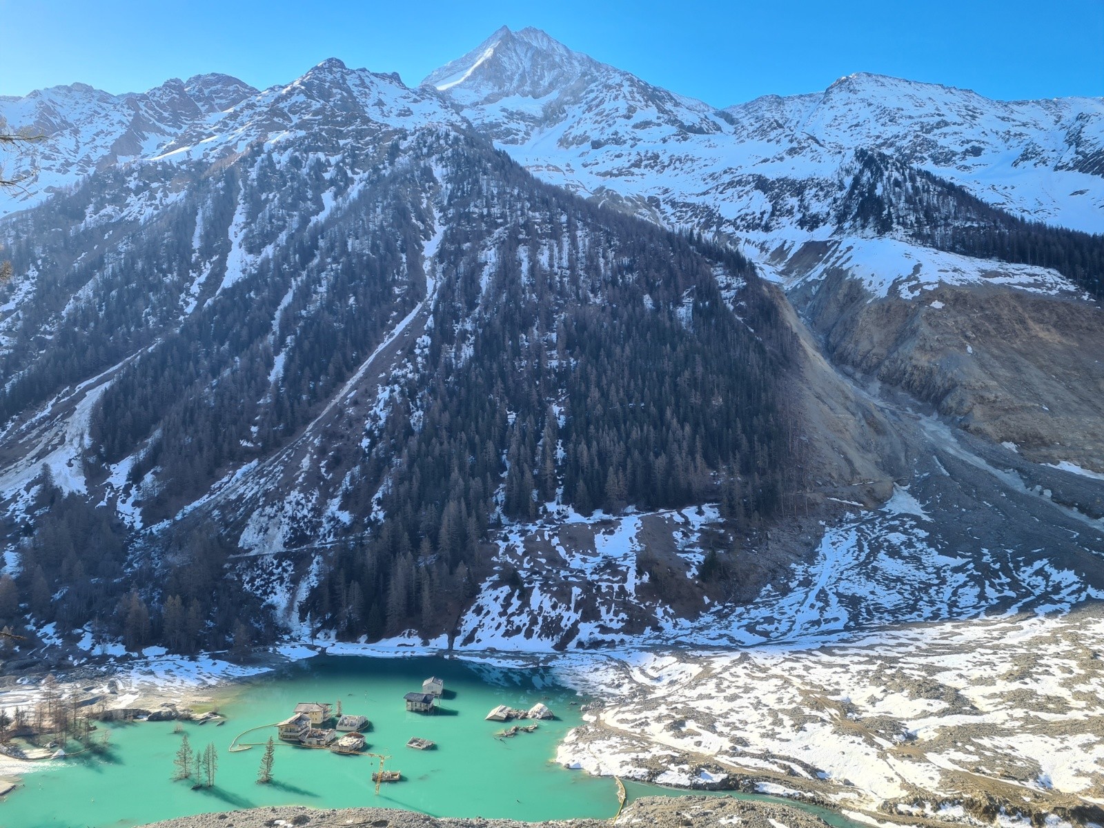 L'éboulement au Petit Nesthorn qui a recouvert une grande partie du village de Blatten