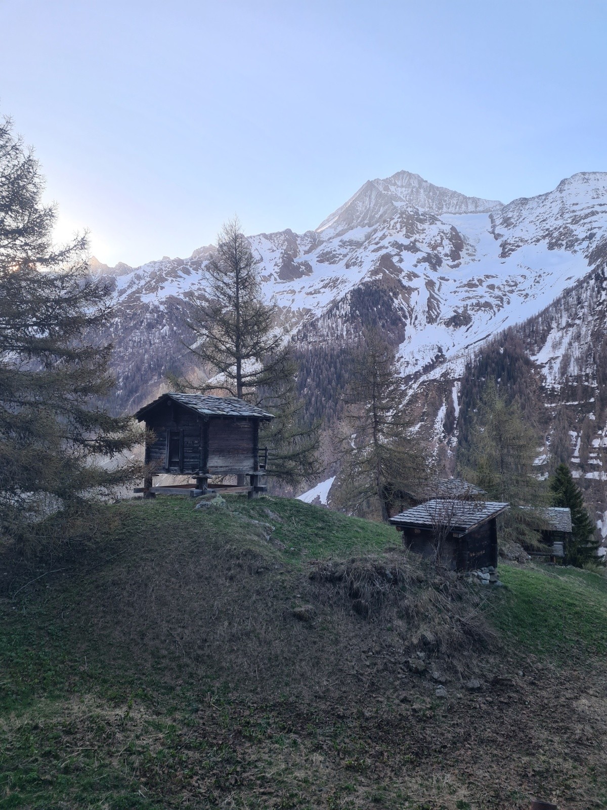 Les mazots suisses au petit matin&nbsp;