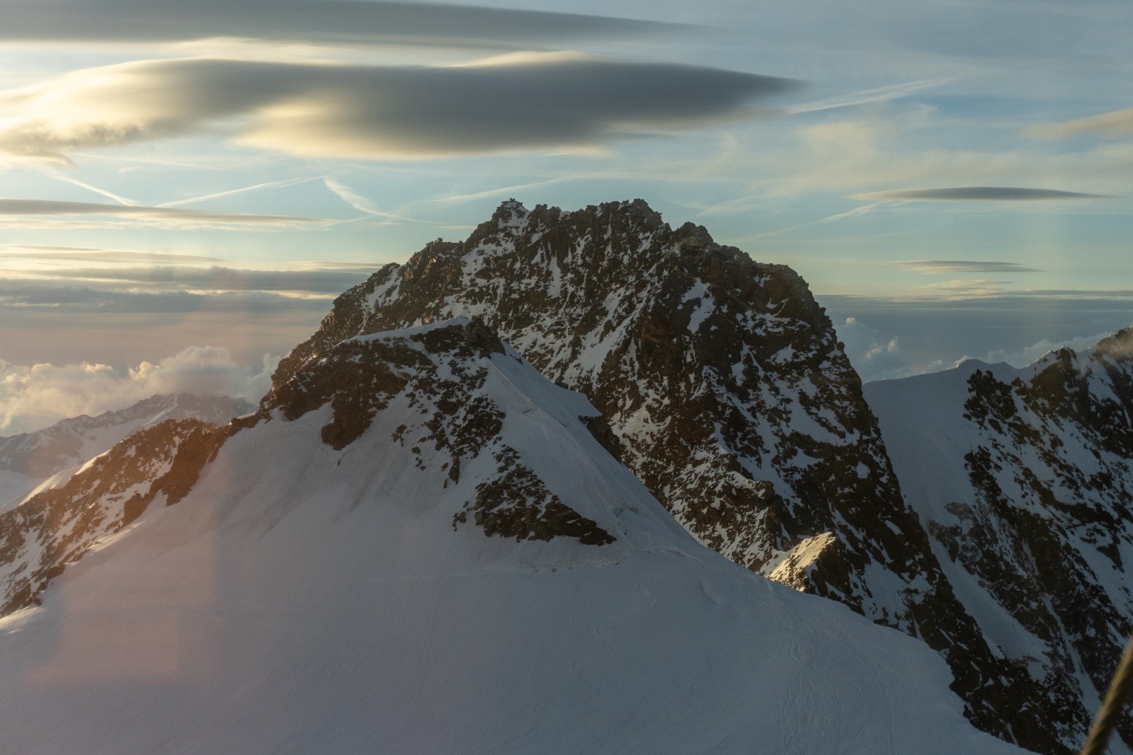 &nbsp;Vue sur la pointe Dufour, arrête SE, depuis la cabane Margherita