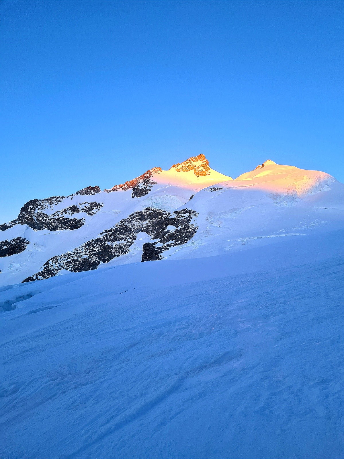 Séracs rouges incandescents aux premières lueurs du jour