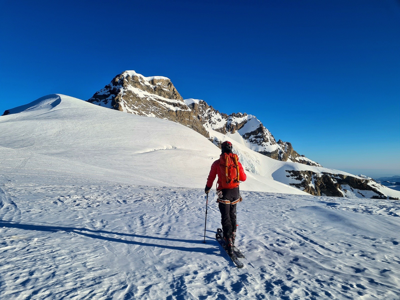 Col du Louwitor (3679 m).&nbsp;Gros replat. Pause avec les premiers rayons du soleil qui réchauffent après une montée très très fraiche !&nbsp;