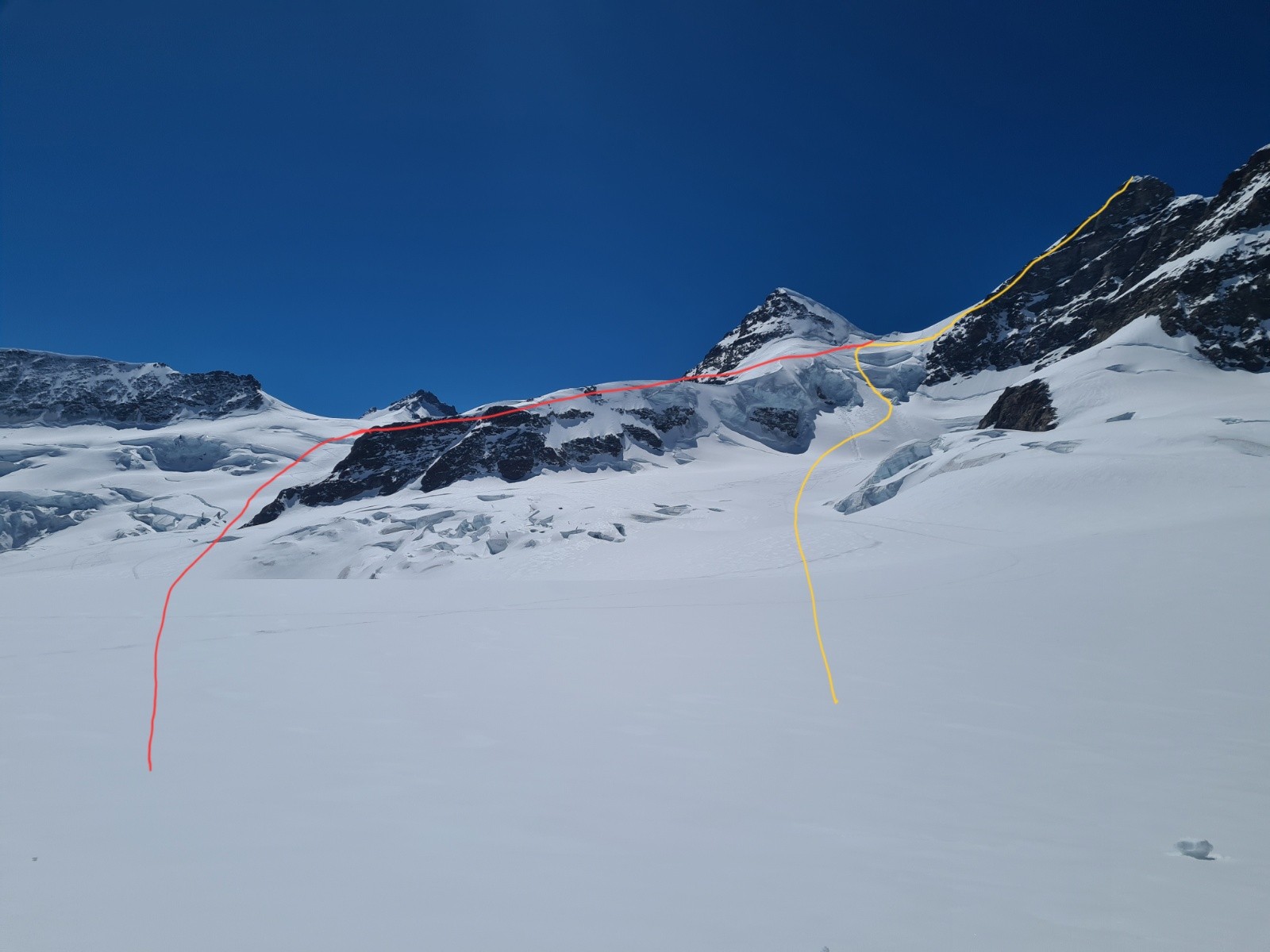 &nbsp;En rouge : la voie normale / En jaune, voie suivie à 3800m pour la pente direction NE qui slalomme entre les séracs.&nbsp;