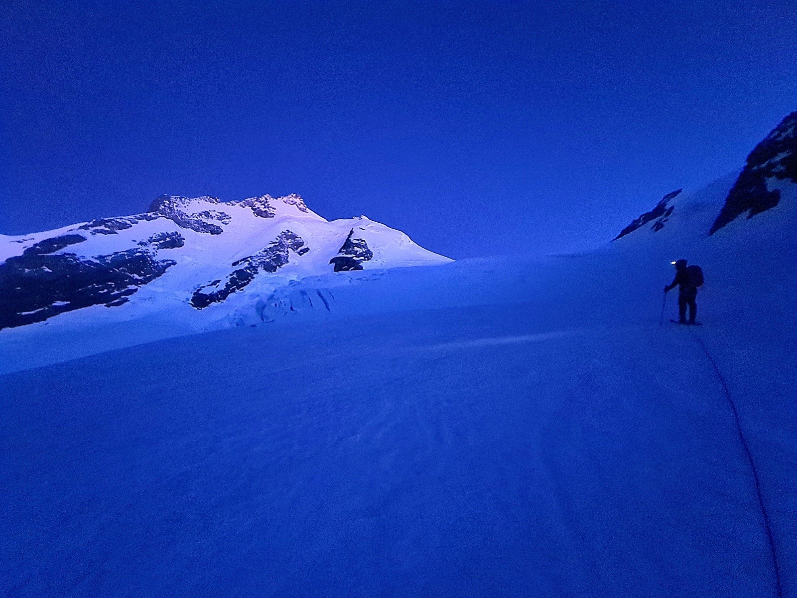 Nous continuons en longeant les rochers du Kranzberg rive gauche du glacier Kranzbergfirn