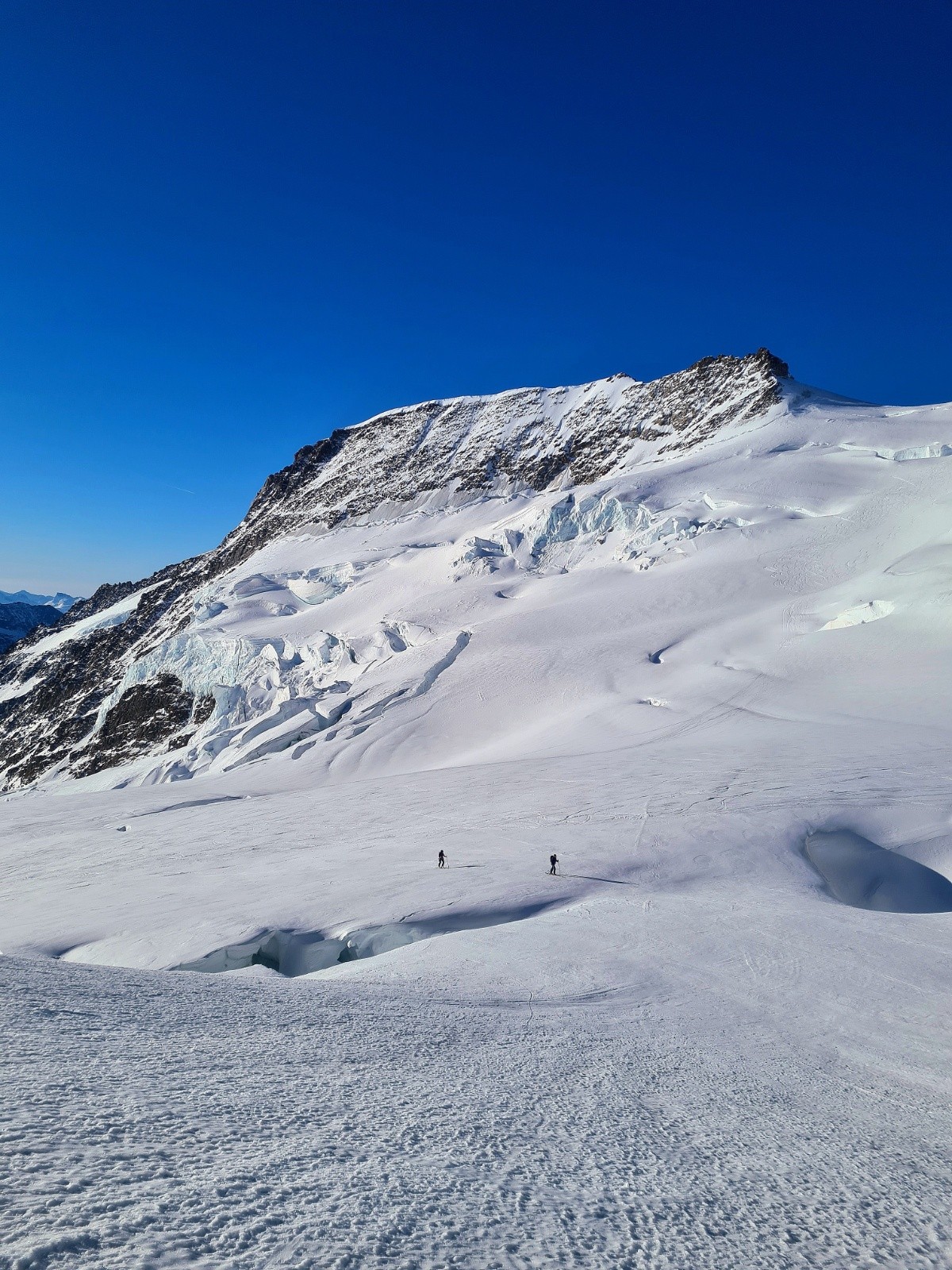 &nbsp;Du col Louwitor, descente NE entre les crevasses pour rejoindre (vers 3440m) la base de l'éperon qui mène au Rottalsattel