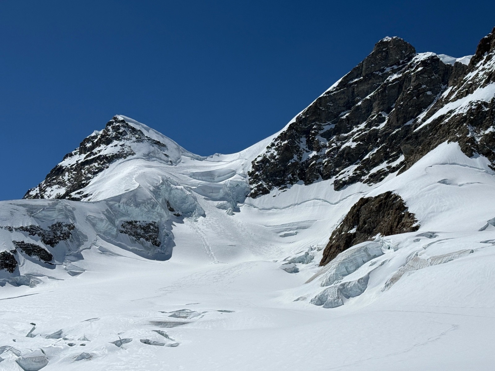 Vue sur l’itinéraire skié entre séracs & crevasses&nbsp;