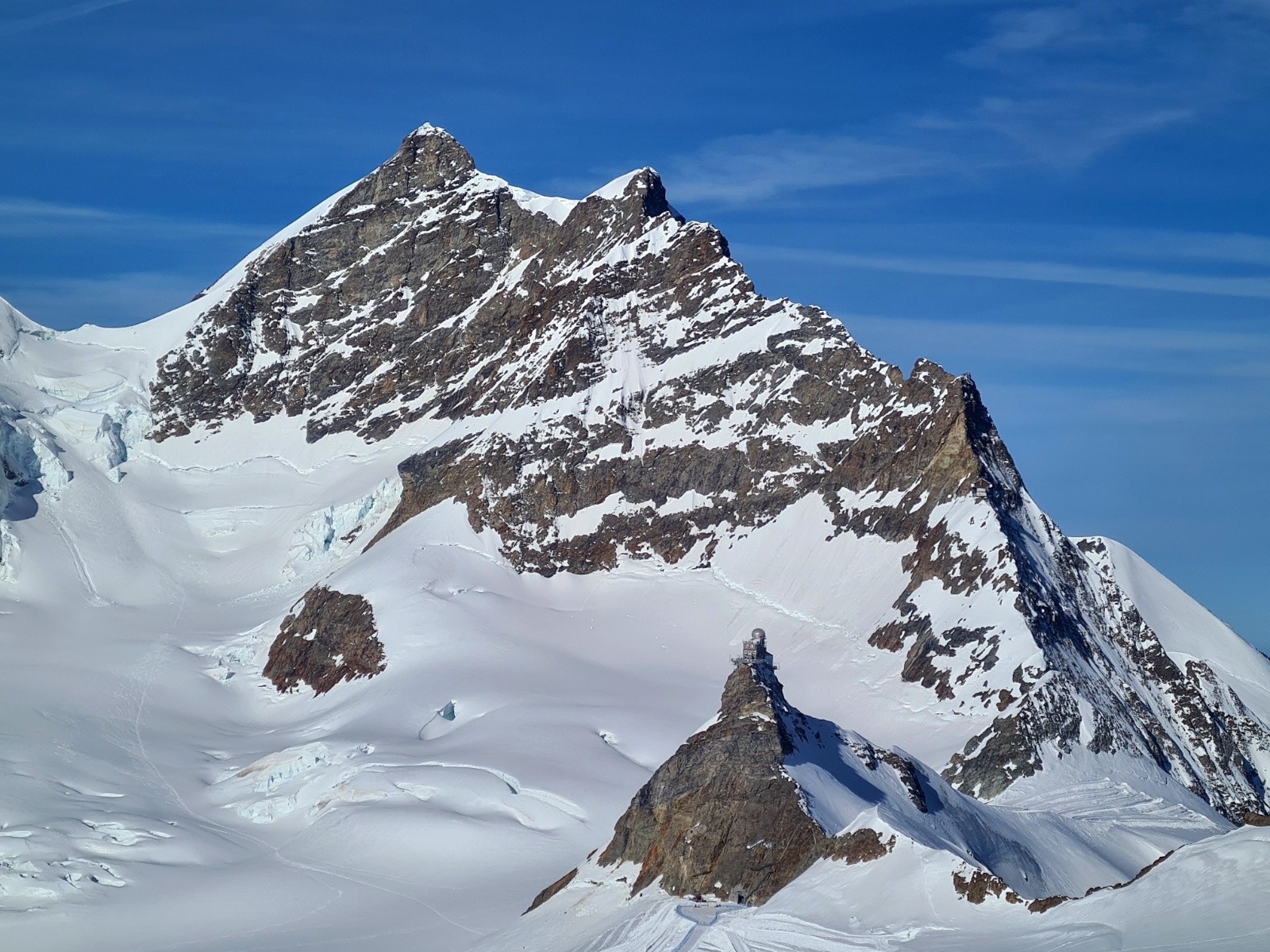 &nbsp;La Jungfrau et la fameuse&nbsp;Jungfraujoch avec sa boule argentée !