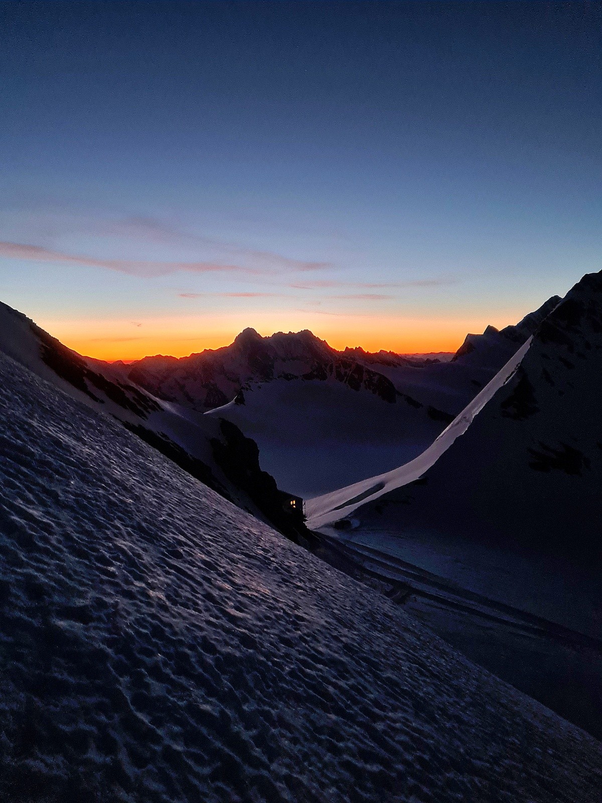 &nbsp;Mönchjochhütte au centre et ses fenêtres qui s'allument