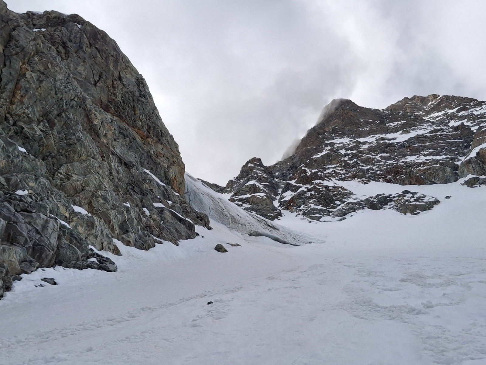 &nbsp;Sous le glacier