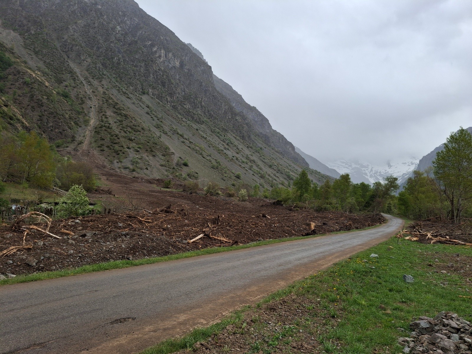 &nbsp;Débris laissés par l'avalanche à la sortie de la Chapelle en Valgo...