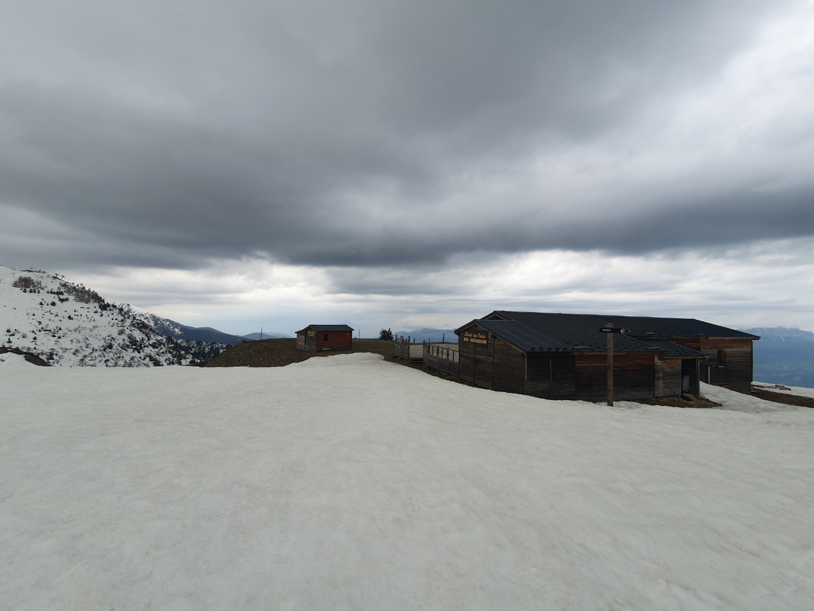 Un plafond qui ne donne pas trop envie de faire une pause en terrasse