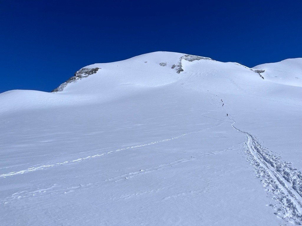 premières traces sur ce versant... on dirait un surfeur