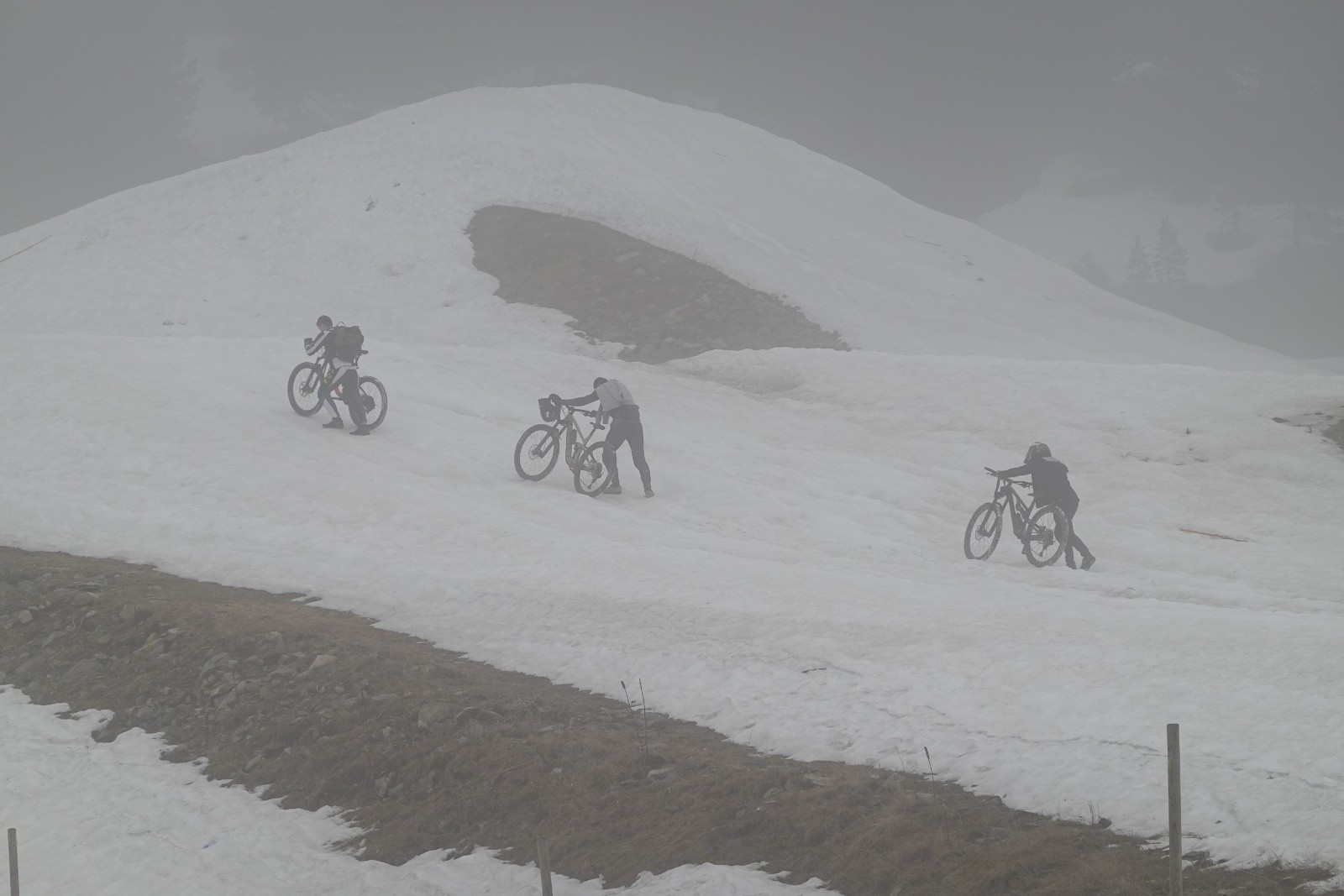 Montée en vélo (en le poussant)