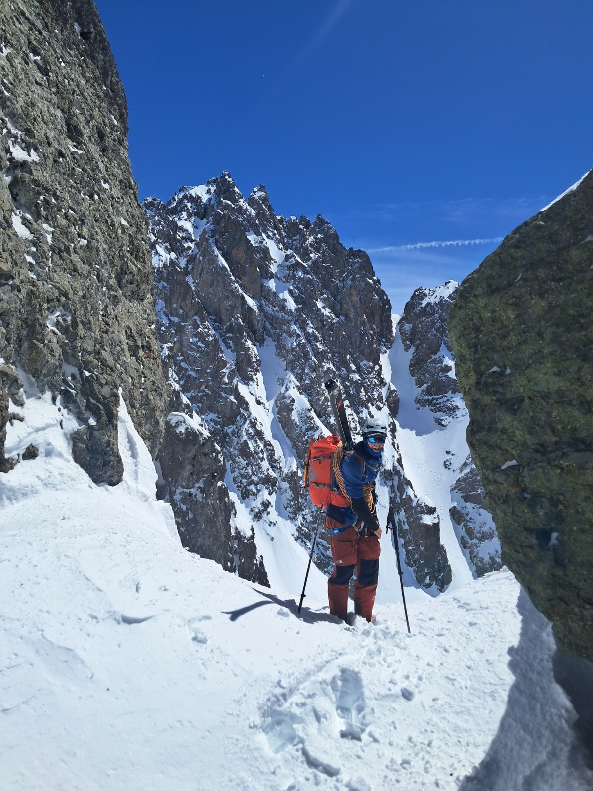 &nbsp;Au sommet du grand couloir&nbsp;Javakhishvili avec vue sur le couloir N de l'Aghmashenebeli skié le matin