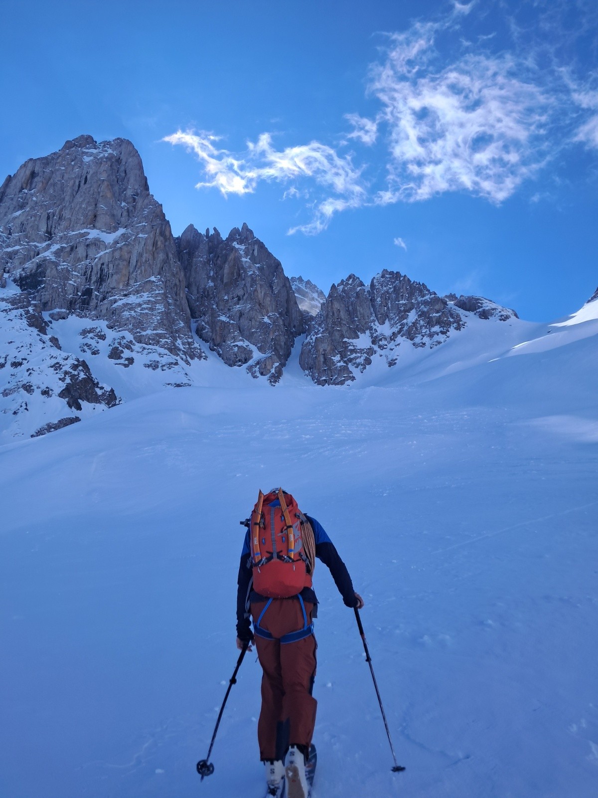 Couloir d'accès au cirque et sortie de la Saucisse Line à gauche