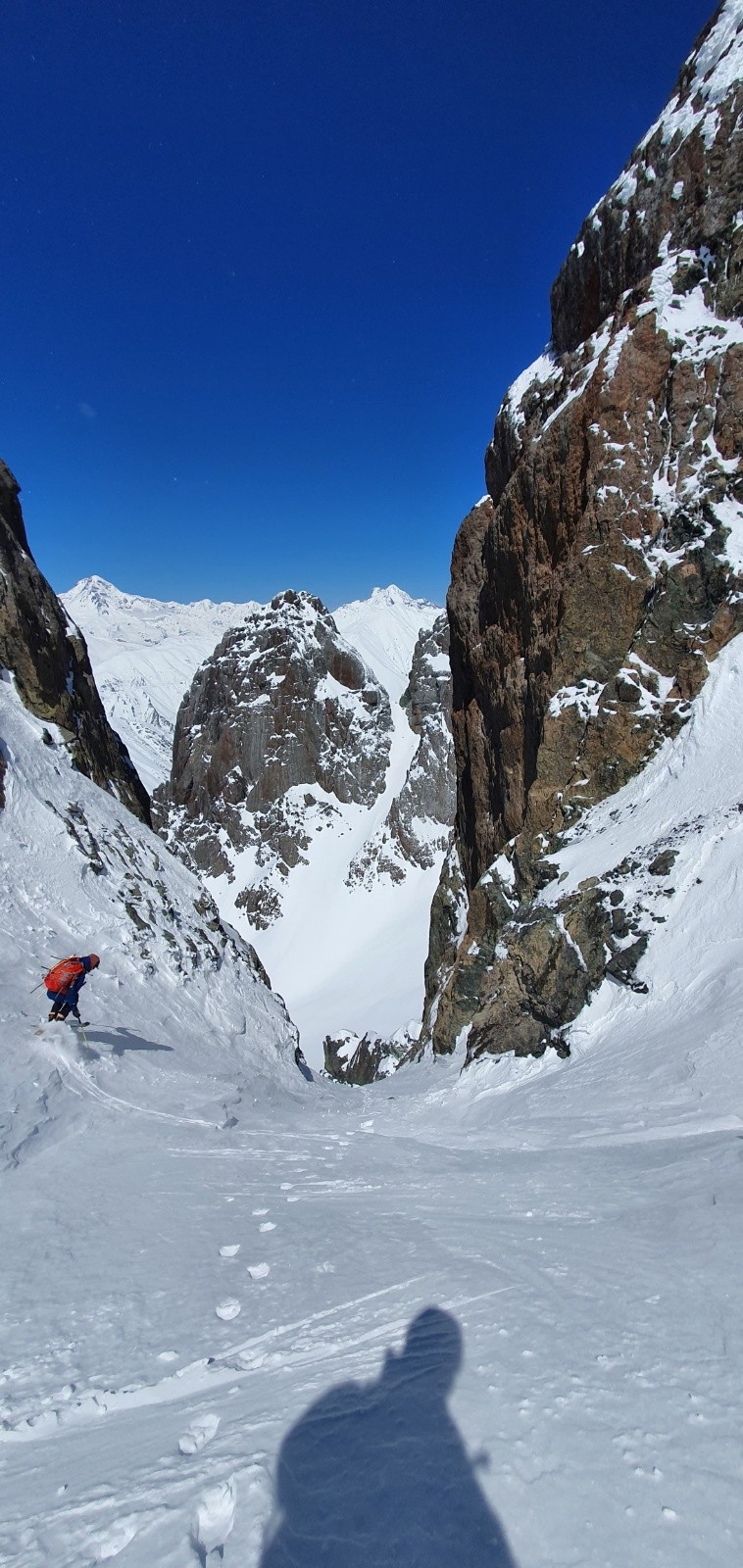 Dans le couloir N de l'Aghmashenebeli, l'accès au grand couloir Javakhishvili est visible en face