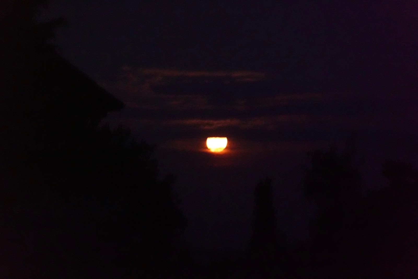 coucher de lune au lever, magnifique