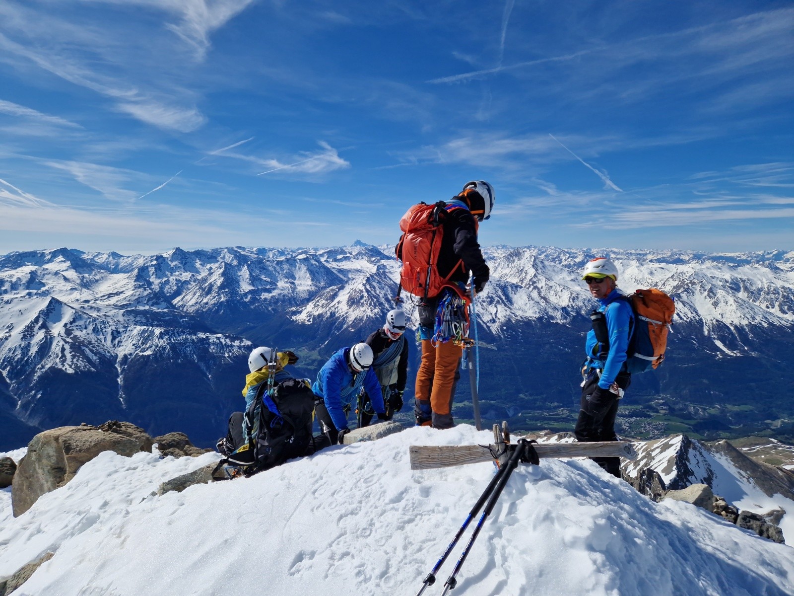 Au sommet on retrouve les 4 jeunes