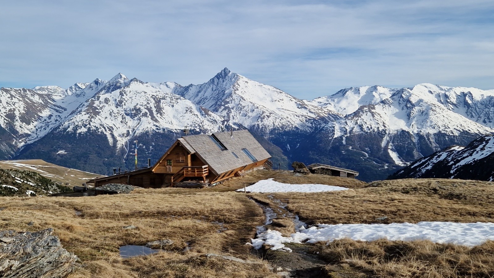 &nbsp;En face : l'Aiguille de Scolette 3506m et la Norma