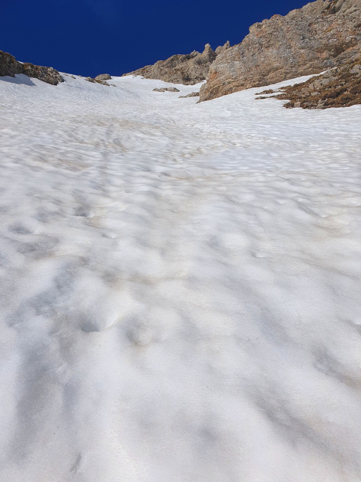 Le skieur passe à pied, quel pied !