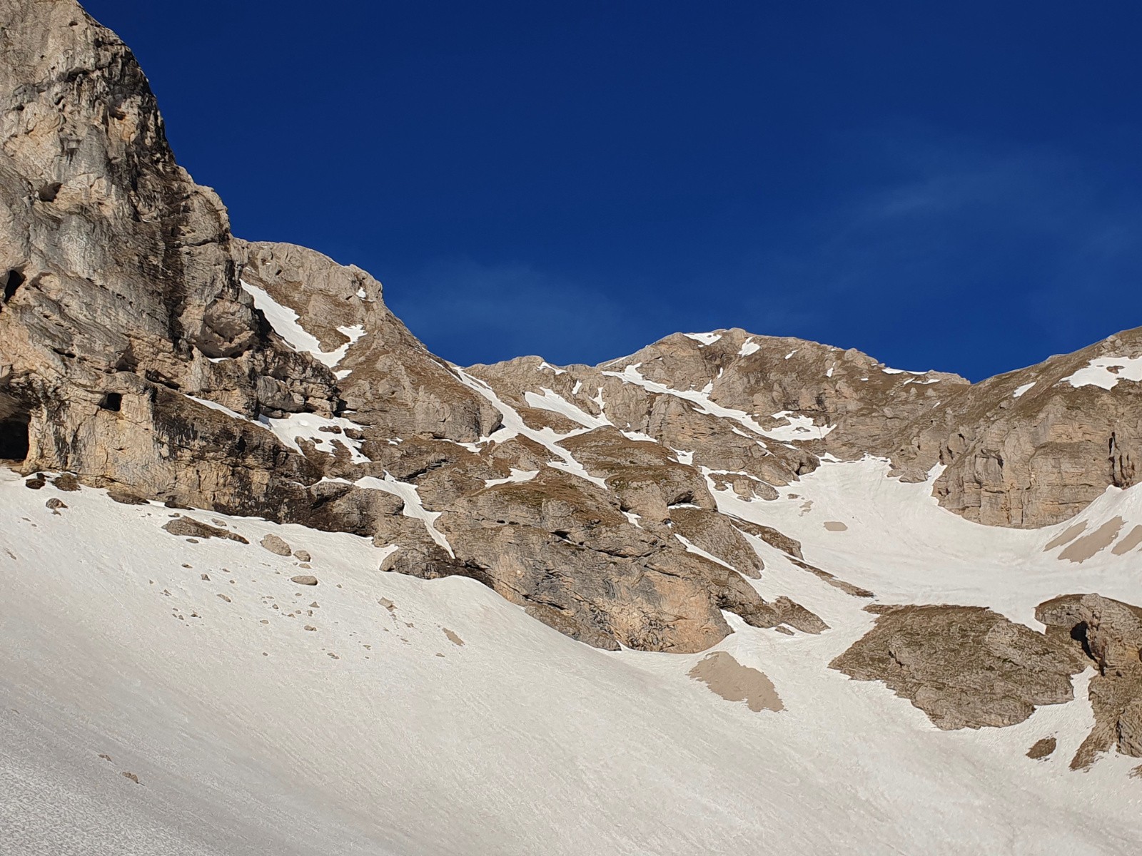 Passera ? Passera pas ? Les inquiétudes du skieur de printemps en quête de couloir vers le sommet