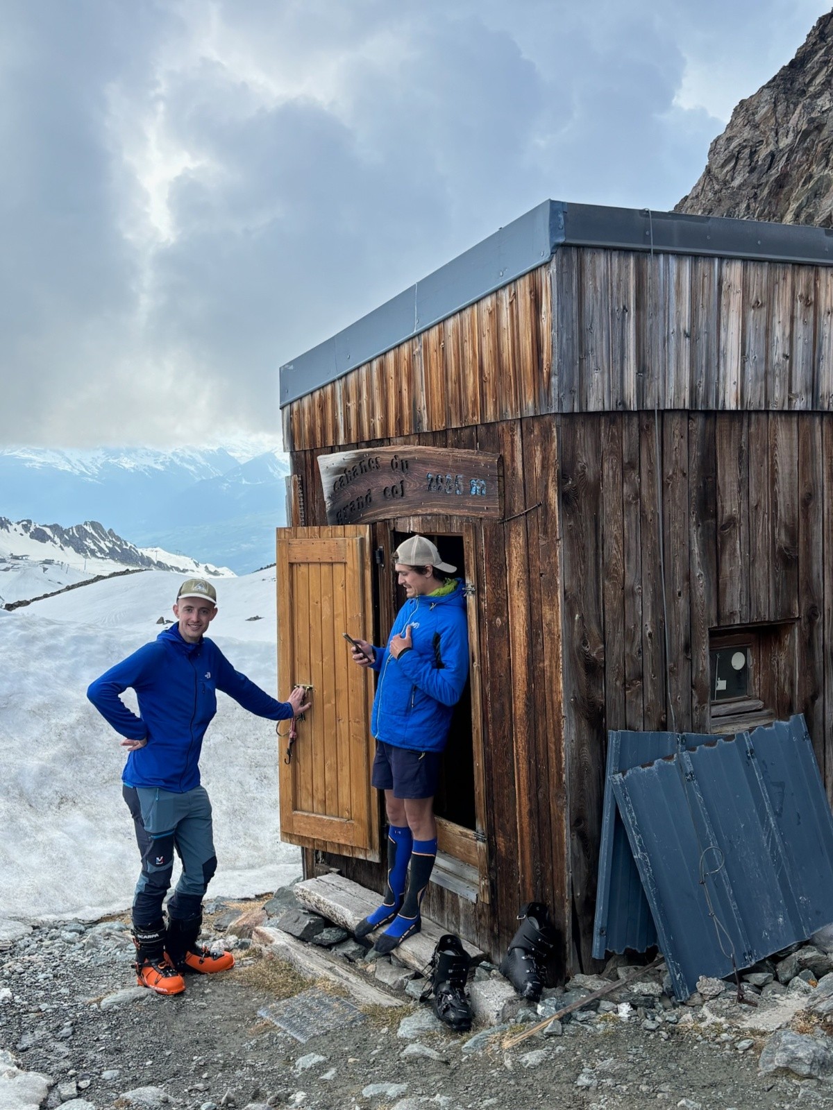 &nbsp;Guillaume et Tibo devant cabane