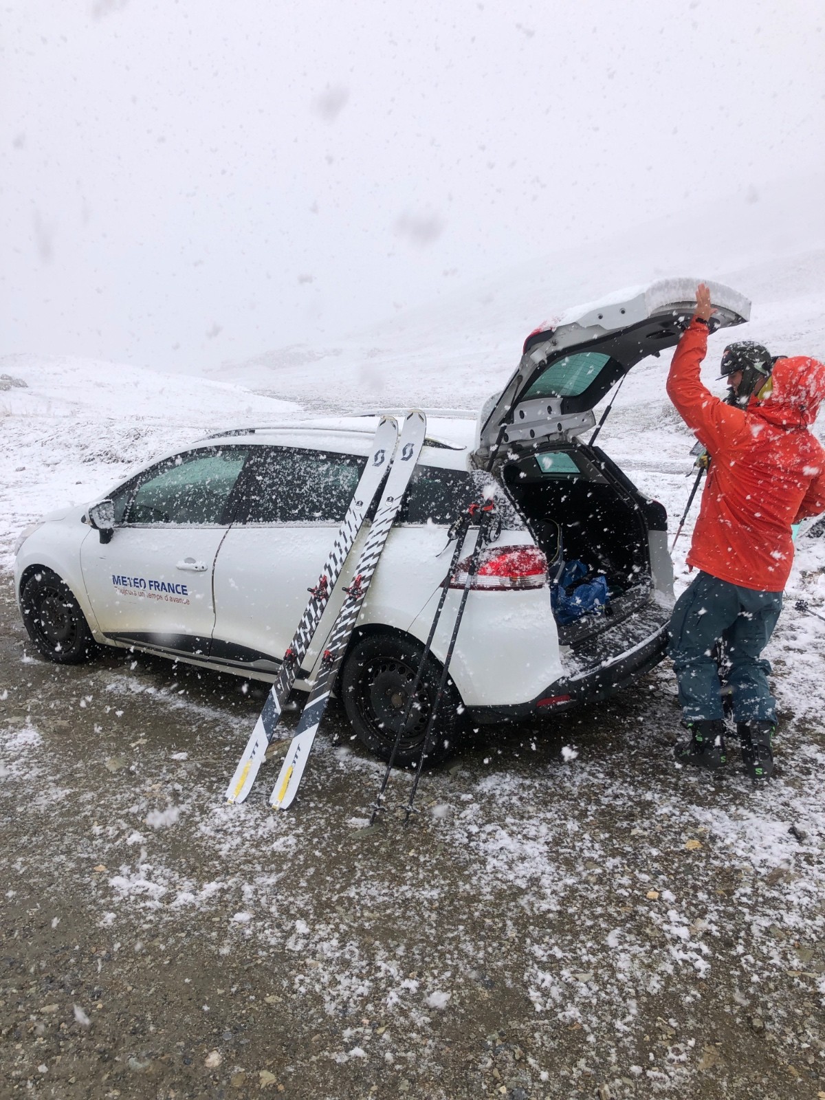 Neige au parking, on se croirait fin novembre 