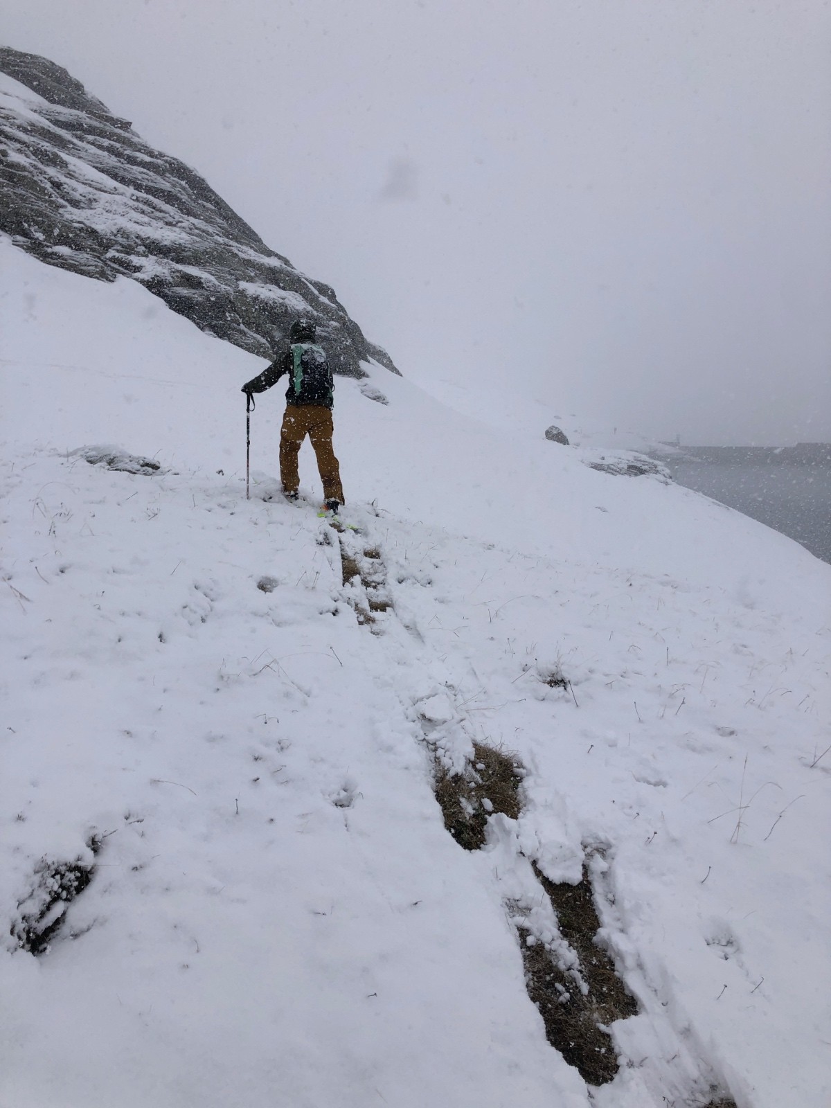 ça botte (sans peaux) le long du lac)